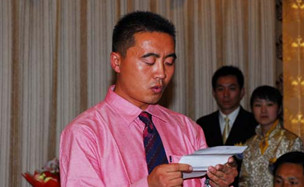 新拜師弟子代表朗讀拜師申請(qǐng)